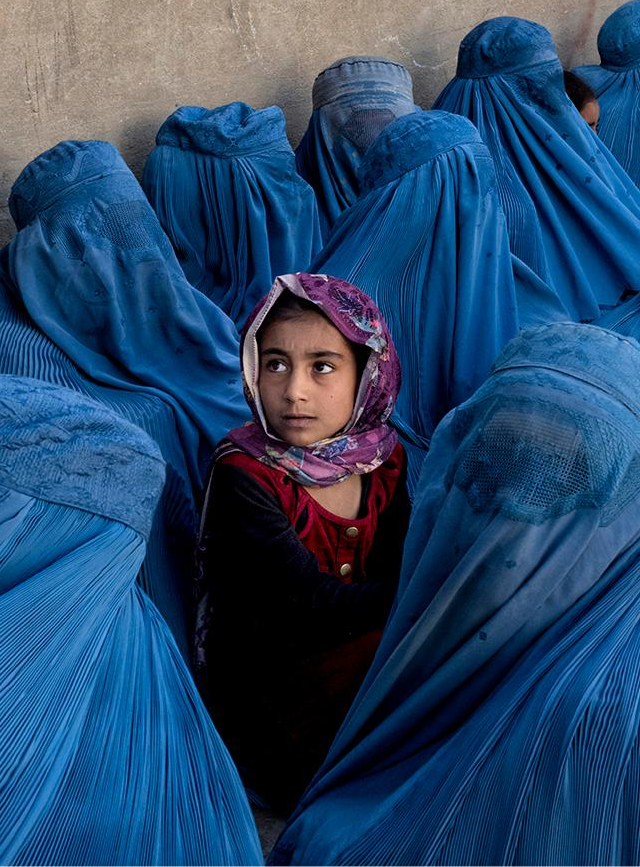 Retrato documental — mujeres con burqa y niña
