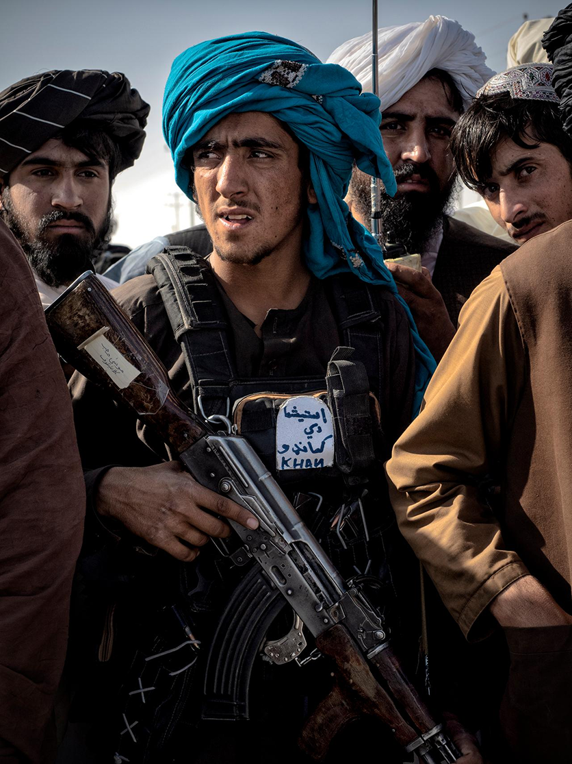 Retrato documental — hombre con turbante azul