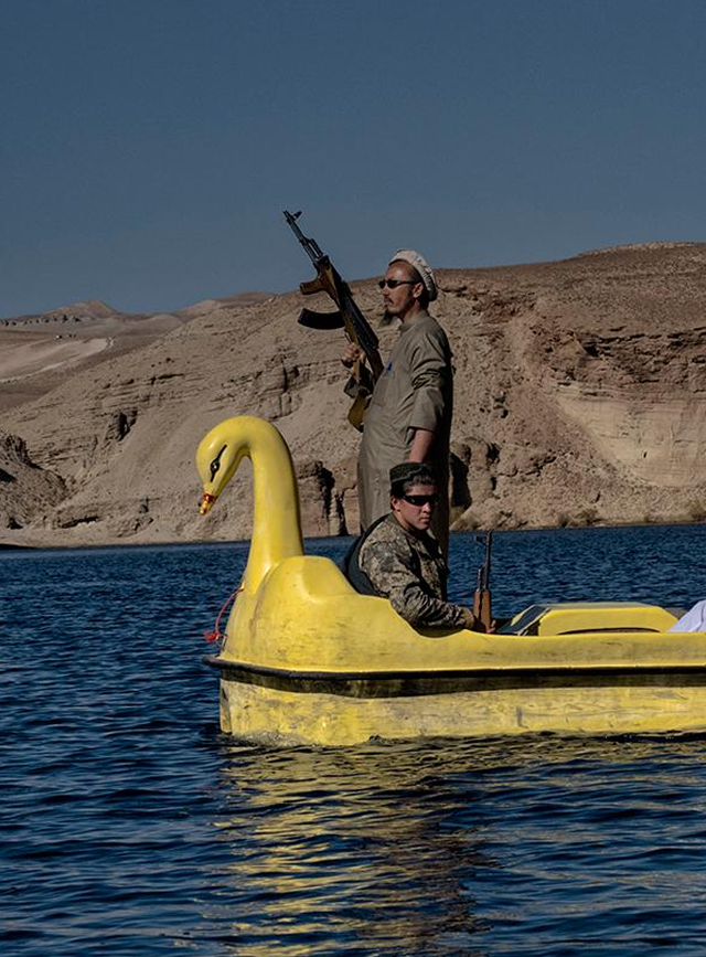 Bote en forma de cisne en el lago